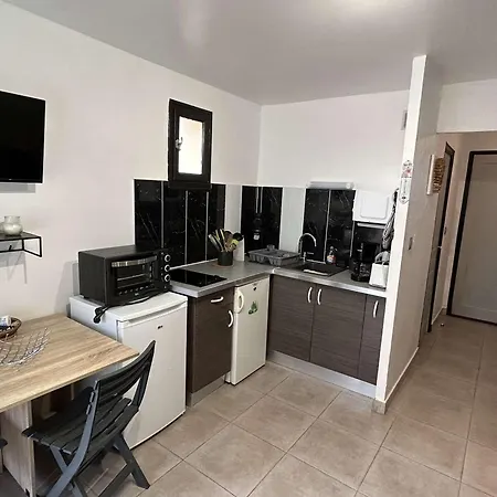 Daire T1 Avec Terrasse, Parking, Proche Et Commodites - Fr-1-387-207 *