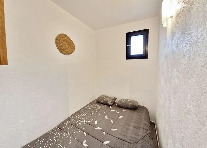 T1 Avec Terrasse, Parking, Proche Et Commodites - Fr-1-387-207